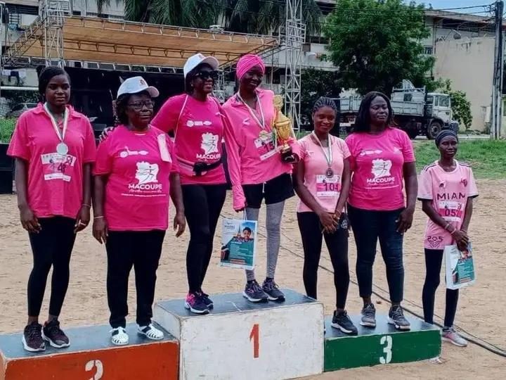 Podium féminin — remise du trophée et des médailles