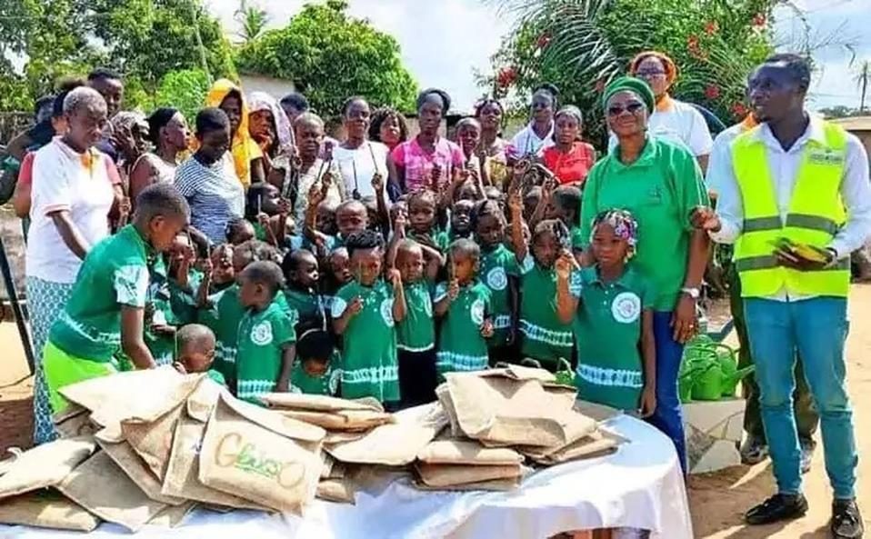 Remise de kits aux élèves de la section maternelle