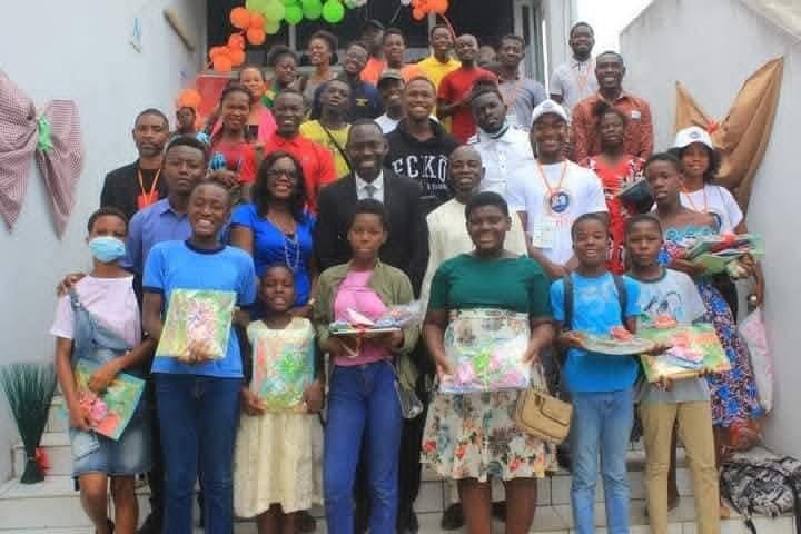 Remise de dons et de kits aux enfants bénéficiaires