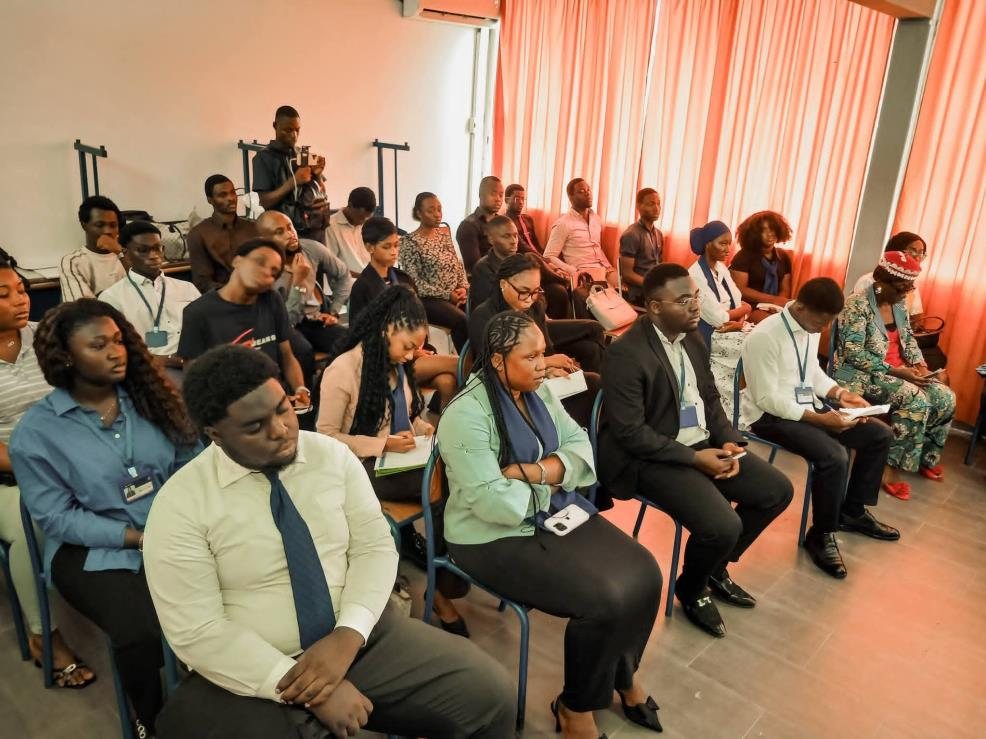 Auditoire de jeunes participants lors d'une conférence animée par la Fondation