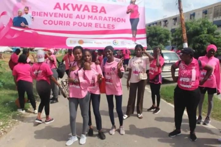 Accueil des participantes sous la bannière AKWABA — Bienvenue au Marathon Courir pour Elles