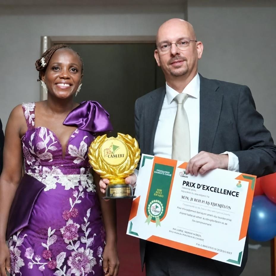 Remise du Prix d'Excellence SADIAAF à S.E.M. Jeroen Kelderhuis par la Commissaire Générale